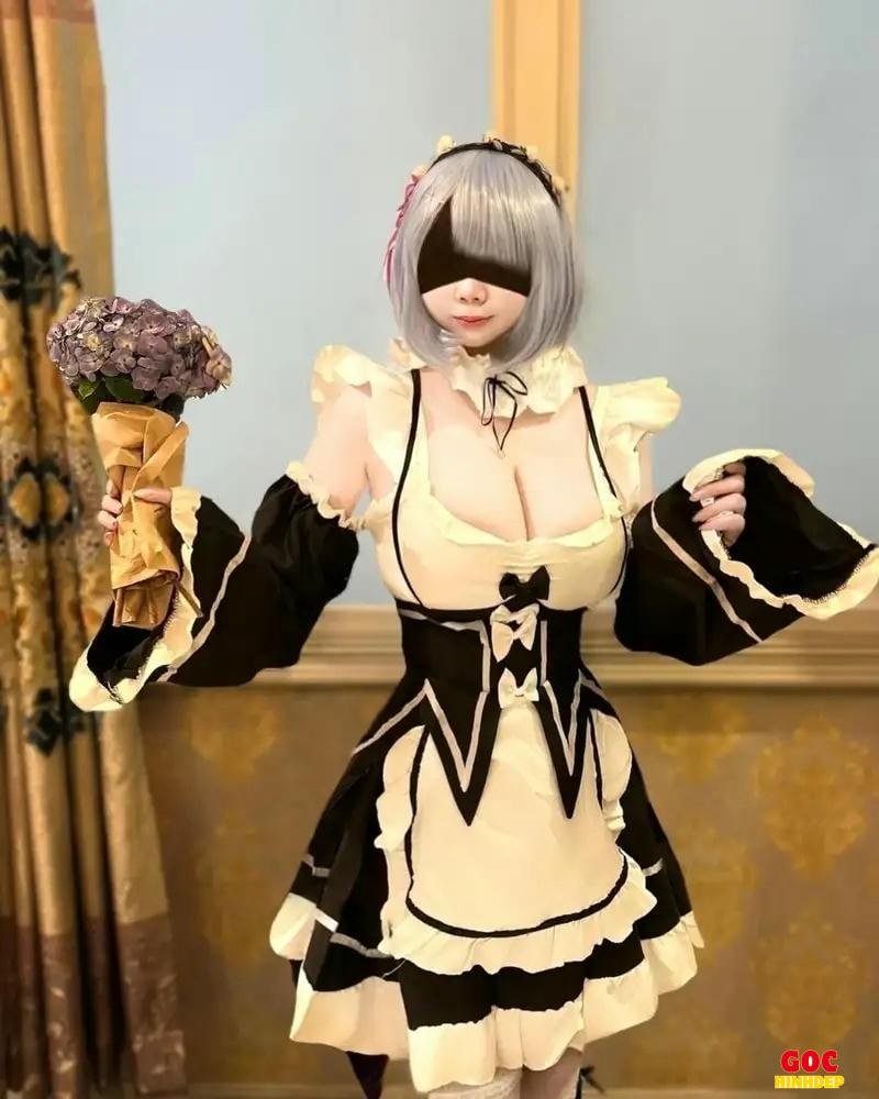 ảnh cosplay maid đào tròn