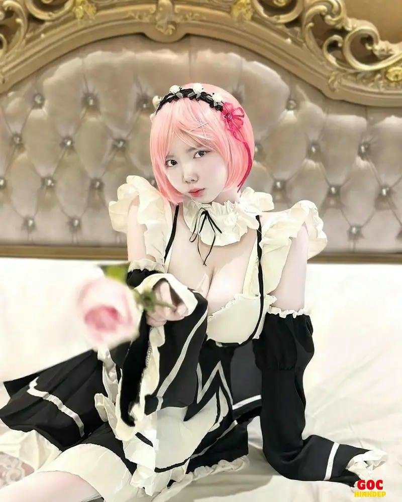 ảnh cosplay maid vú to
