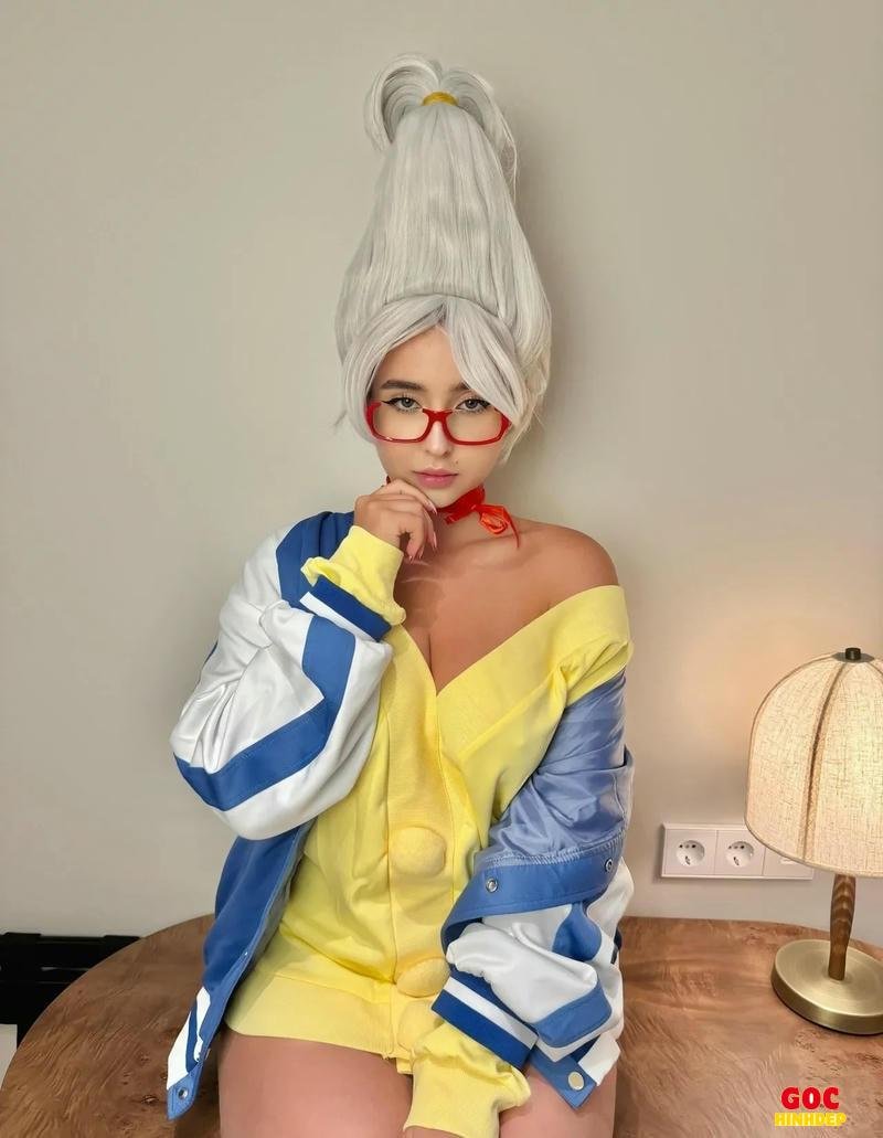 cosplay anime nữ bà