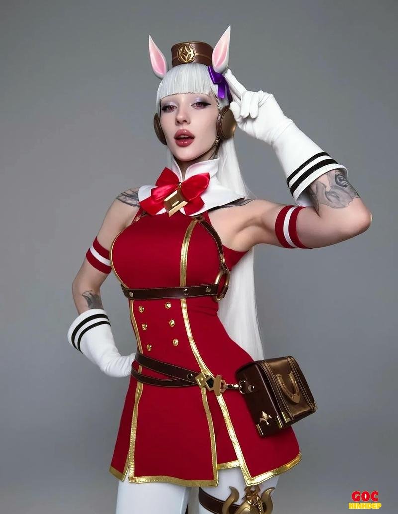 cosplay anime nữ mặc váy đỏ