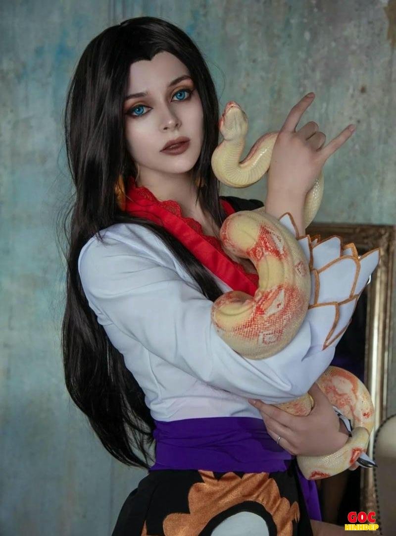 cosplay boa hancock cầm rắn